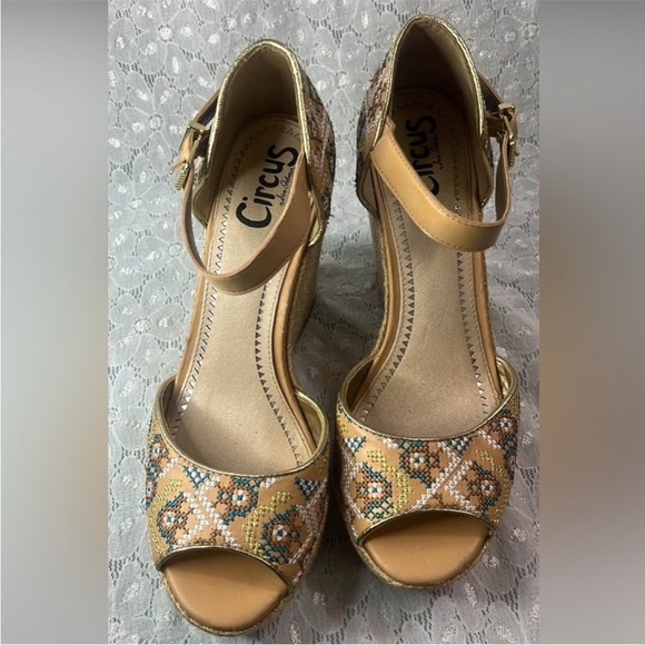 👡 Circus by Sam Edelman Geometric Embroidered Gold Wedge Sandals sz 7.5 - Picture 7 of 7